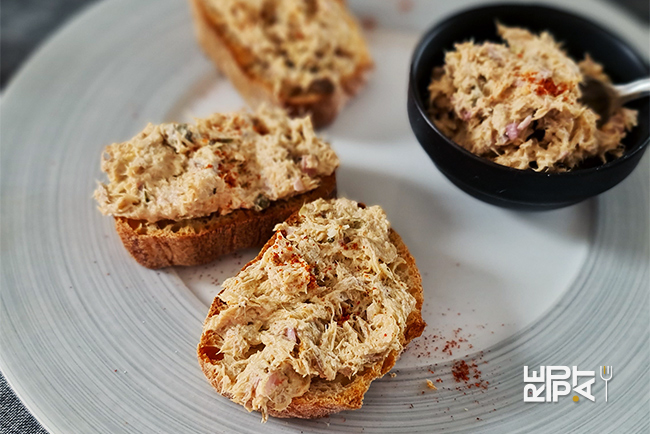 Tartines de rillettes de maquereau sur une assiette blanche