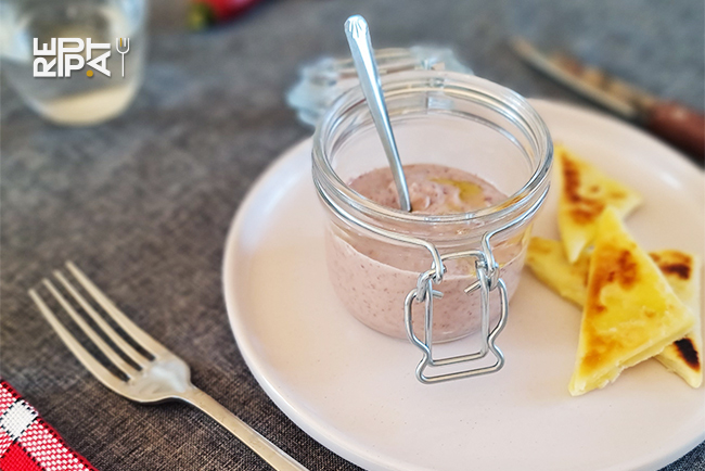 Bocal de conserve en verre et galette de pâte salée sur une assiette blanche