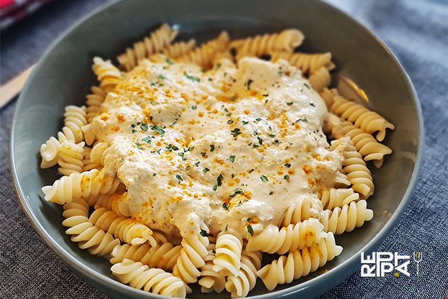 Assiette de pâtes torsades avec une crème de thon sur le dessus