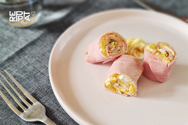 Tranche de jambon garnie d'un mélange oeuf et crème, roulée et coupée en trois tronçons