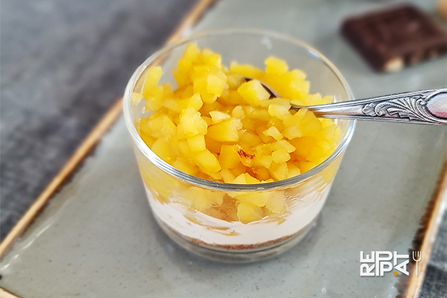 Ramequin transparent avec des morceaux de pommes caramélisées